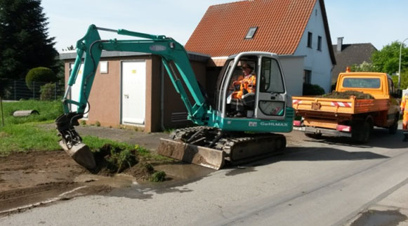 Die Ausmagerung für den Blühstreifen in Exten ist im vollem Gange!