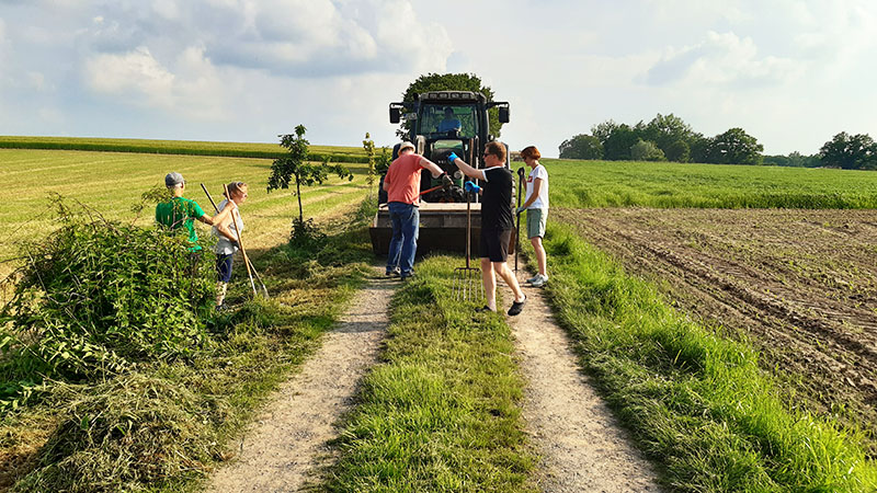 Ehrenamtliche Helfer*Innen und "Landwirschaft" arbeiten Hand in Hand! :-)